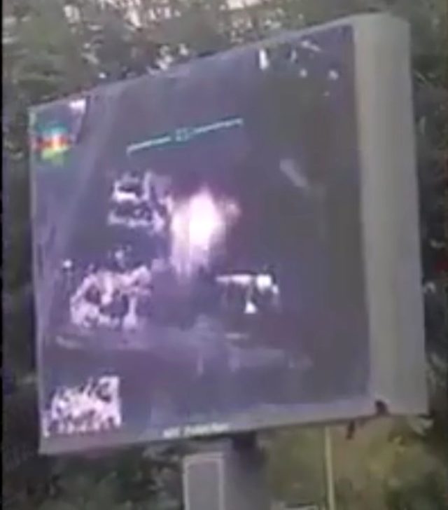 Bakü kent meydanındaki reklam panolarında SİHA'ların bombaladığı araçlar gösteriliyor