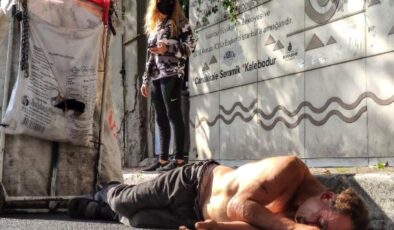 Beşiktaş’ta bayılan kağıt toplayıcısı ayılınca sağlıkçılara saldırdı