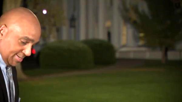 Beyaz Saray'da canlı yayına hazırlanan muhabir, kendisini rahatsız eden rakuna eline geçen ilk cismi fırlattı