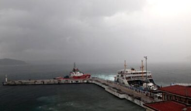 Çanakkale’de sağanak yağış etkisini gösterdi, boğaz transit gemi geçişlerine kapatıldı