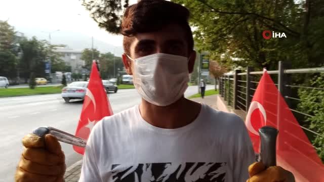 Cumhuriyet Bayramı'na damga vuran görüntü: Karton toplayıcıları arabalarını Türk bayraklarıyla süsledi