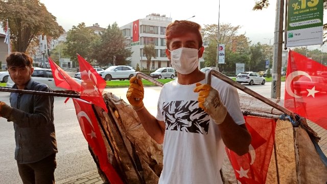 Cumhuriyet Bayramı'na damga vuran görüntü: Karton toplayıcıları arabalarını Türk bayraklarıyla süsledi