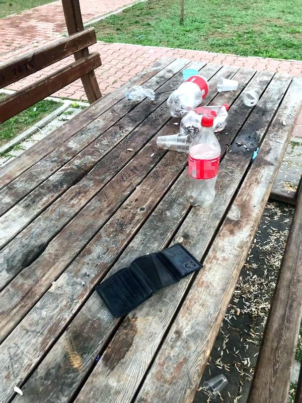 Cüzdanını parkta düşüren şahıs, masada bıraktığı çöpleri toplayınca kimliğini geri alabildi