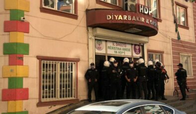 Diyarbakır’da, HDP’nin il ve ilçe binalarına polis operasyon! İlçe eş başkanları gözaltına alındı