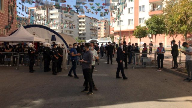 Diyarbakır'da, HDP'nin il ve ilçe binalarına polis operasyon! İlçe eş başkanları gözaltına alındı