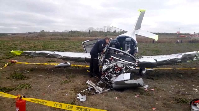 Düşen uçağın enkazından çıkarılan pilotaj öğrencisi, kuleden acil iniş için izin istemiş