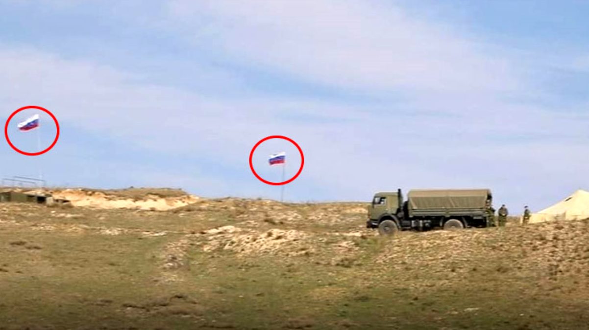 Ermenistan’dan bir PKK taktiği daha! Sınır bölgesine Rus bayrakları dikmeye başladılar