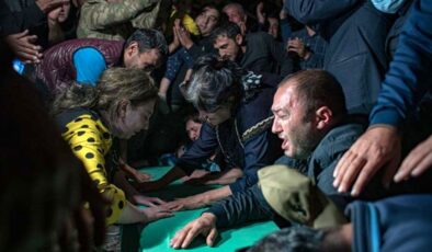 Ermenistan’ın mezarlıkta hedef aldığı sivillerin cenazeleri, saldırı ihtimaline karşı akşam defnedildi