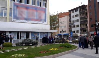 Gelir gider tablosunu vatandaşla paylaşmak isteyen Kırşehir Belediyesi, astığı afişte hesap hatası yaptı