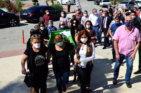 'Günaydın aşkım' mesajı sonrası öldürülen Hülya Güllüce'nin cenazesini kadınlar omuzladı