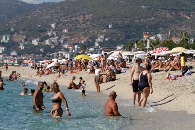 Hava ve deniz suyu sıcaklığı eşitlendi, tatilciler soluğu plajda aldı