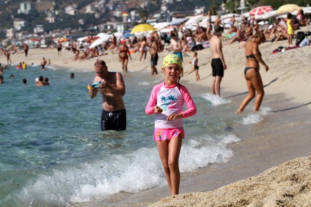 Hava ve deniz suyu sıcaklığı eşitlendi, tatilciler soluğu plajda aldı