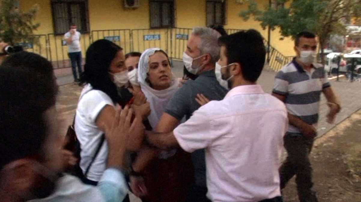 HDP’li vekil Remziye Tosun, evlat nöbetindeki ailelere hakaret etti: Satılmış köpekler, kemiğiniz az mı geldi