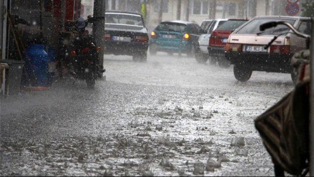 İstanbul'da beklenen gök gürültülü sağanak yağış etkisini gösterdi