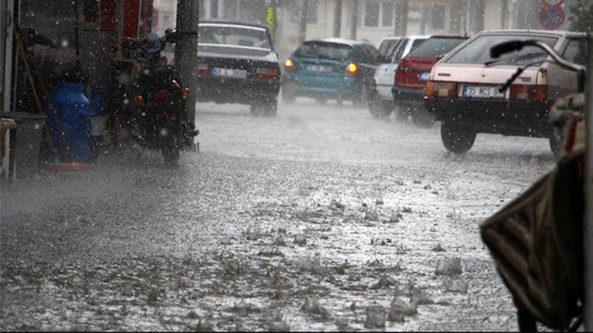 İstanbul’da beklenen gök gürültülü sağanak yağış etkisini gösterdi