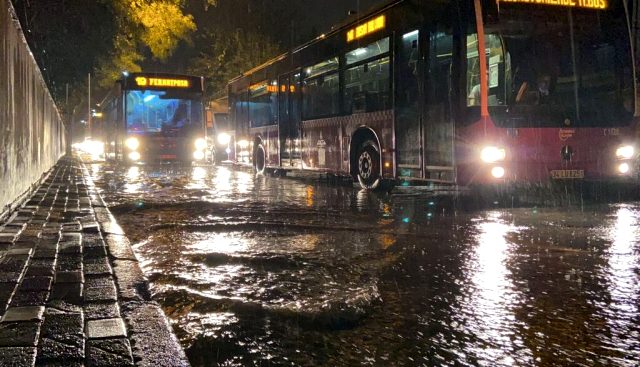 İstanbul'u sağanak yağış vurdu! Yollar göle döndü, araçlar yolda kaldı