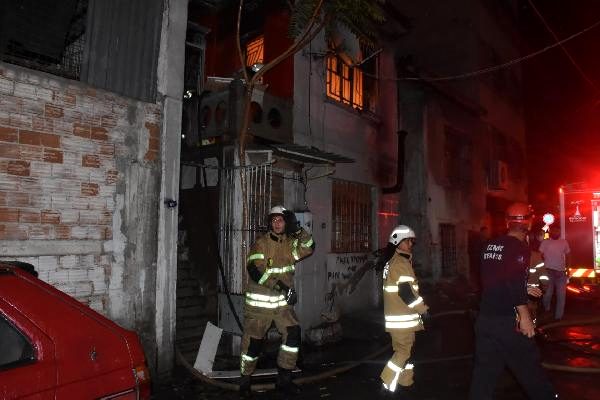 İzmir'de 2 katlı bina küle döndü yangında 25 papağan telef oldu