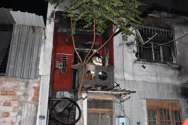 İzmir'de 2 katlı bina küle döndü yangında 25 papağan telef oldu
