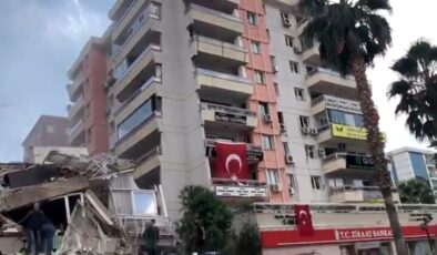 İzmir’de 6.6 büyüklüğündeki depremde Kızılay Kan Merkezi yıkıldı
