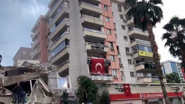İzmir'de 6.6 büyüklüğündeki depremde Kızılay Kan Merkezi yıkıldı