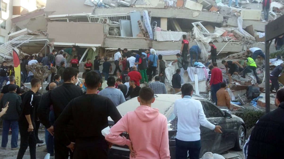 İzmir’de zamana karşı yarış! Kurtarma ekipleri ve vatandaşlar enkazda çalışıyor