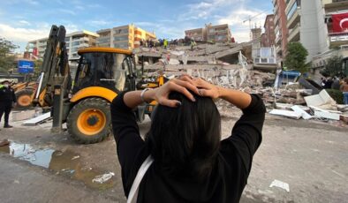 İzmir’deki şiddetli depremin ardından enkaz altında kalan bir kişi, mesajla yardım istedi