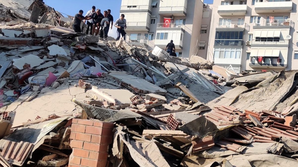 İzmir’den yürek yakan görüntüler! Çöken binaların başında feryatlar yükseliyor