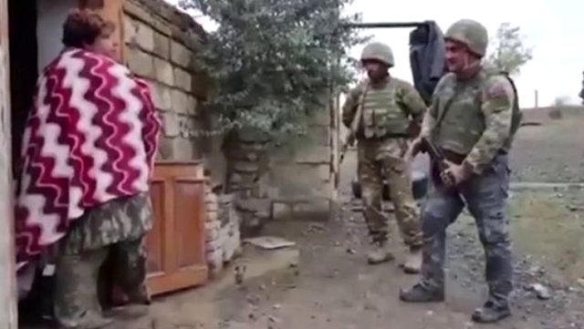 Karabağ'da Ermeni kadın Azerbaycan askerlerini böyle karşıladı: Evinize hoş geldiniz
