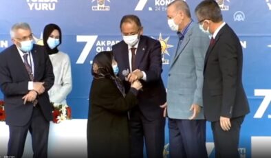 Kongrede sahneye çıkan yaşlı kadın Erdoğan’dan ricada bulundu: Damadına benim için sarıl