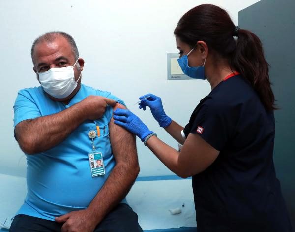 Koronavirüs aşısının denemeleri Ankara Şehir Hastanesinde başladı! İlk gönüllü başhekim oldu