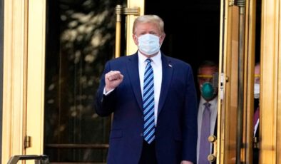 Koronavirüs tedavisi gördüğü hastaneden taburcu edilen Trump, Beyaz Saray’a girer girmez maskesini çıkardı