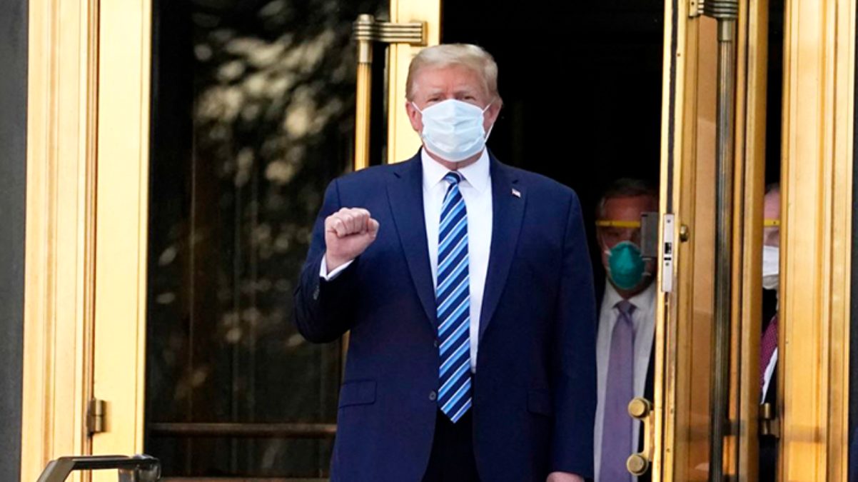 Koronavirüs tedavisi gördüğü hastaneden taburcu edilen Trump, Beyaz Saray’a girer girmez maskesini çıkardı