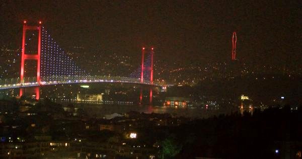 Küçük Çamlıca Televizyon Kulesi Türk Bayrağına büründü