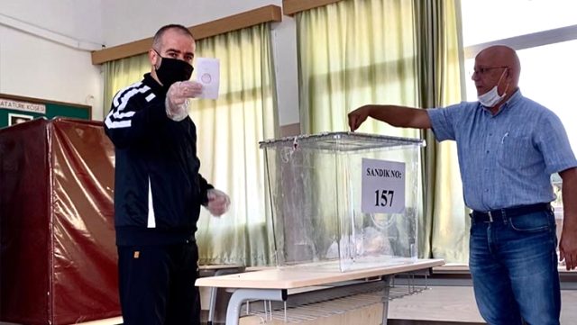 Kuzey Kıbrıs'ta ikinci tura kalan Cumhurbaşkanlığı seçiminde sandıklar kapandı