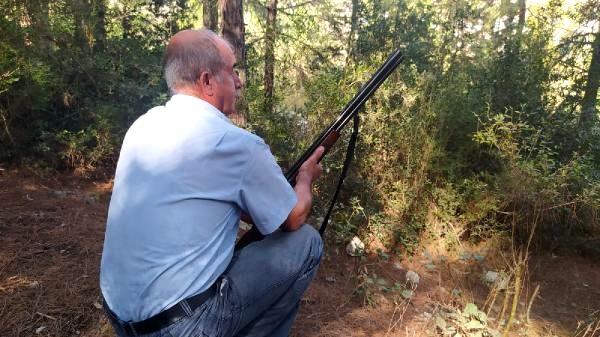 Mersin'de köylüler ruhsatlı tüfekleriyle orman nöbetinde