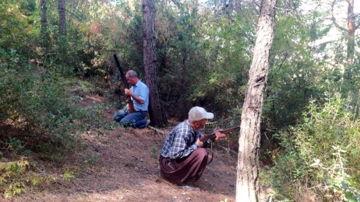 Mersin’de köylüler ruhsatlı tüfekleriyle orman nöbetinde