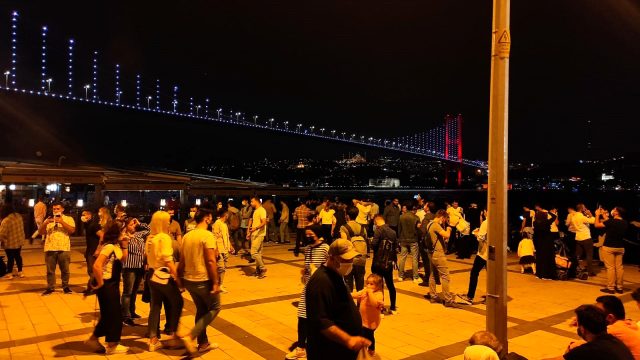 Ortaköy'de manzaraya dalan vatandaşlar, koronavirüsü unuttu