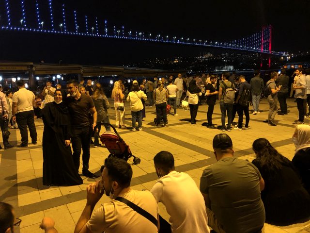Ortaköy'de manzaraya dalan vatandaşlar, koronavirüsü unuttu