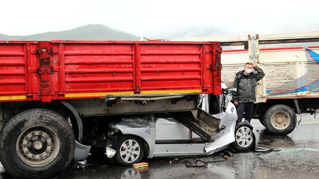 Otoyolda 9 araç birbirine girdi, 5'i doktor 10 kişi yaralandı