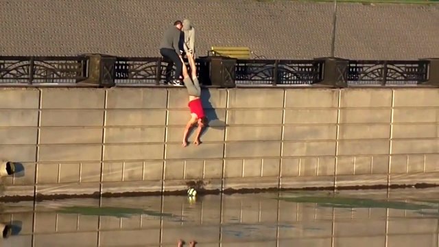 Rusya'da düşen topu kurtarmak isterken nehre düşen gençler viral oldu