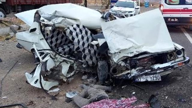 Şanlıurfa'da tır ile otomobil çarpıştı: 2 kişi öldü, 1 kişi yaralandı