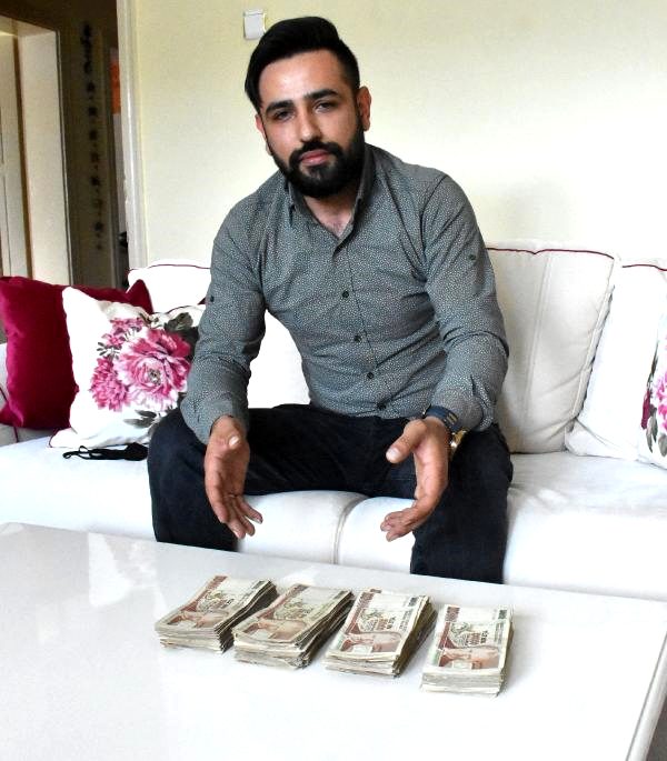 Sivaslı genç, babasının biriktirdiği eski paraları internetten 500 bin liraya satışa çıkardı