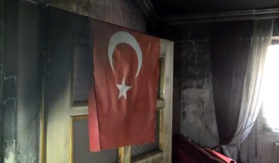 Son dakika haberi! Bir kişinin öldüğü yangında duvarda asılı bulunan Türk bayrağı zarar görmedi