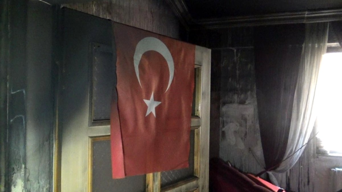Son dakika haberi! Bir kişinin öldüğü yangında duvarda asılı bulunan Türk bayrağı zarar görmedi
