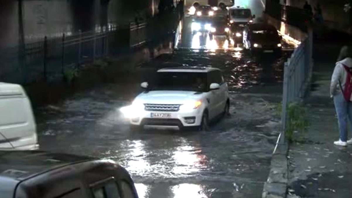 Son Dakika! İstanbul’da etkili olan sağanak sonrası sel ve dolu uyarısı yapıldı, alt geçitleri su bastı