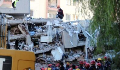 Son Dakika! İzmir’de 23 saat sonra gelen mucize! Anne ve 4 çocuğu enkaz altından çıkarılıyor