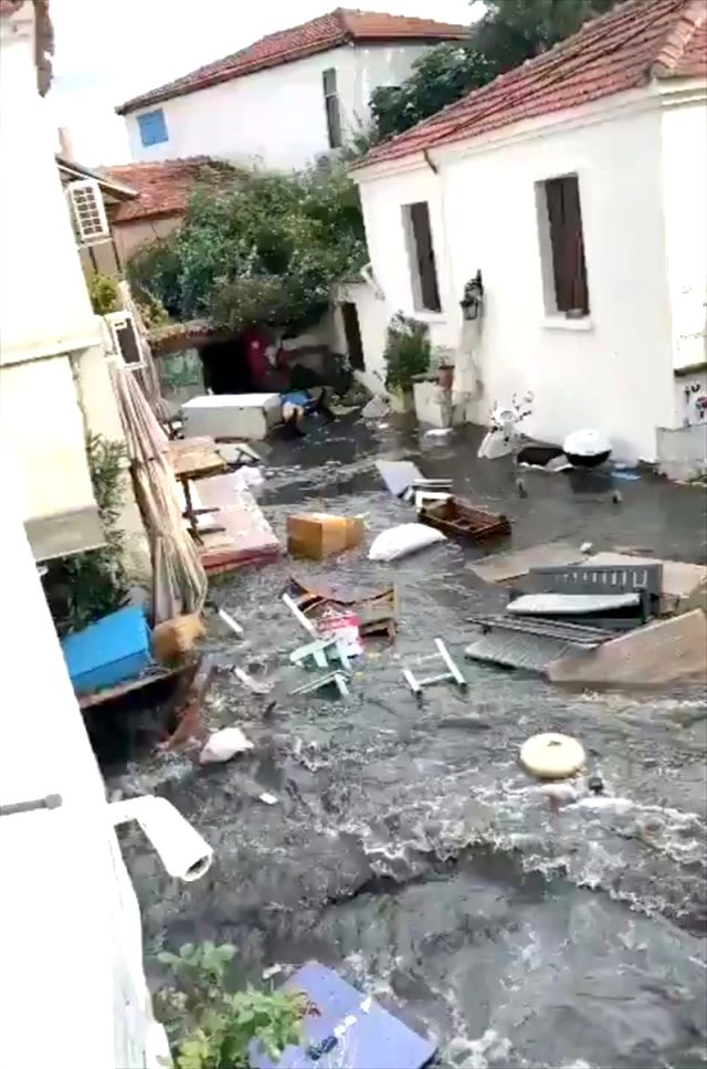 Son Dakika: İzmir'de meydana gelen 6,6 büyüklüğündeki depremde ölü sayısı 12'ye, yaralı sayısı 419'a yükseldi