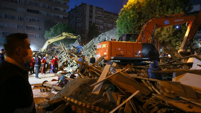 Son Dakika: İzmir'de meydana gelen 6,6 büyüklüğündeki depremde ölü sayısı 12'ye, yaralı sayısı 419'a yükseldi