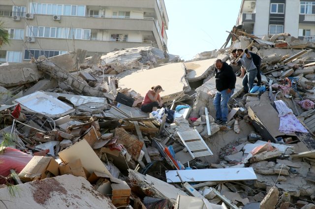 Son Dakika: İzmir'deki deprem sonrası AFAD'dan uyarı: Hasarlı yapılara girilmemeli
