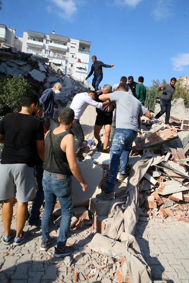 Son Dakika: İzmir'deki deprem sonrası AFAD'dan uyarı: Hasarlı yapılara girilmemeli